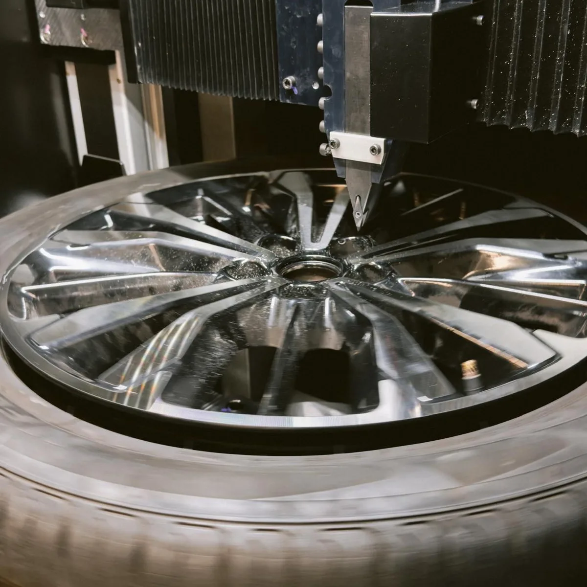 b2841306-3566-4741-b8e1-622db63bbef7 what is a diamond cut alloy wheel?